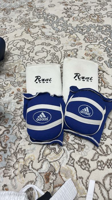 Продам щитки, форму для таеквондо