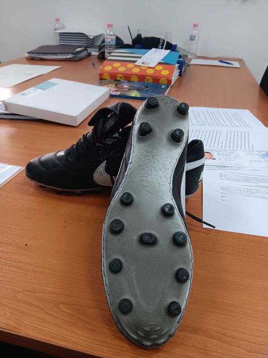 Продавам футболни обувки Nike