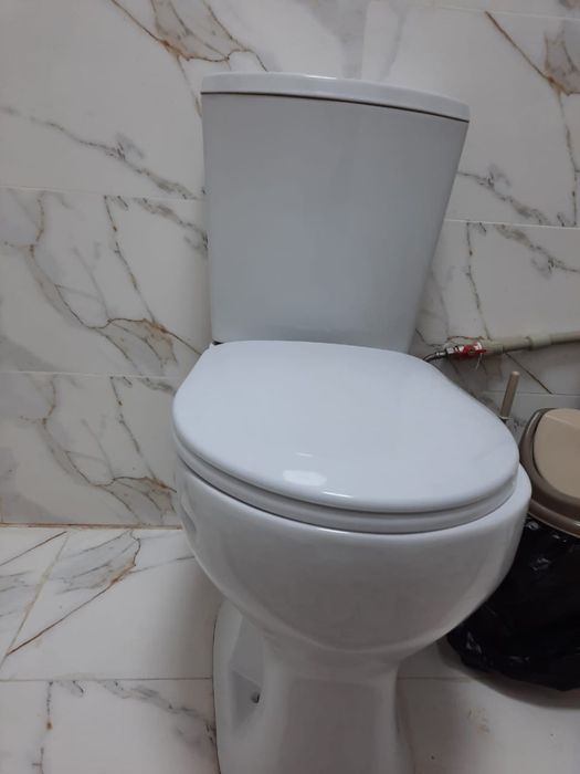 Продам унитаз в отличном состоянии белого цвета производство Россия