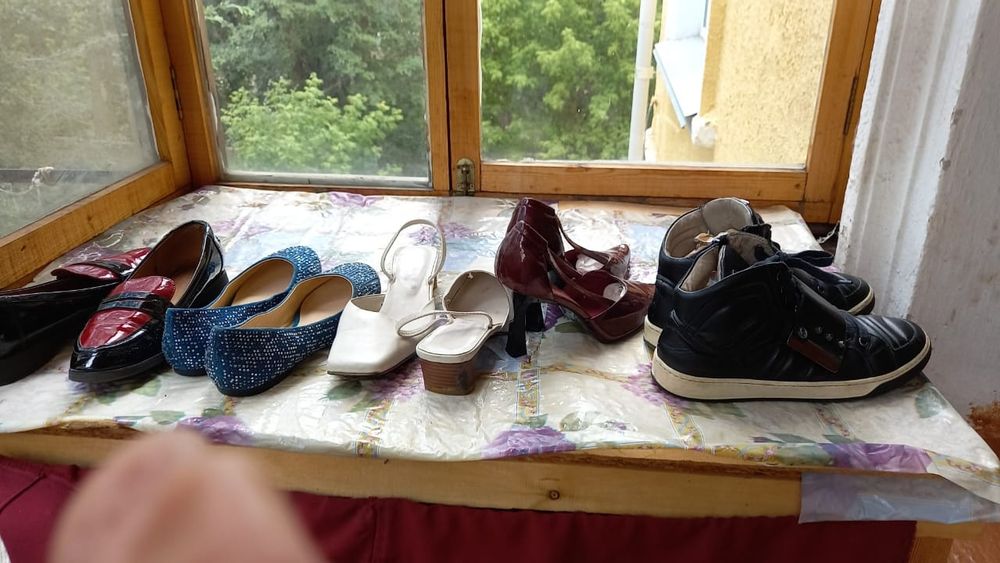 Кожаная обувь 2000 каждая.