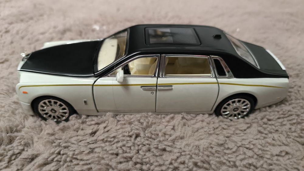 Macheta jucarie auto Rolls Royce Phantom, metalica, scara 1:24