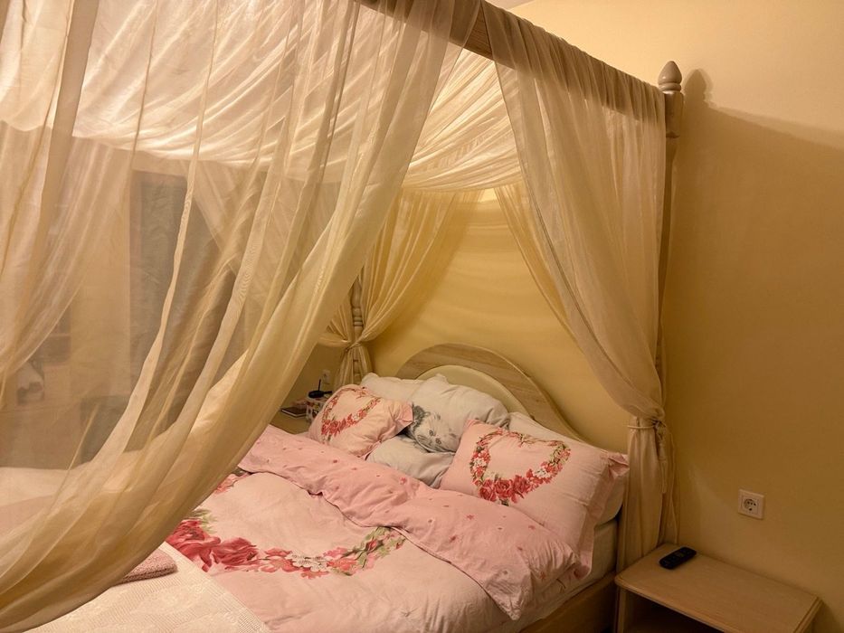 Легло с Балдахин