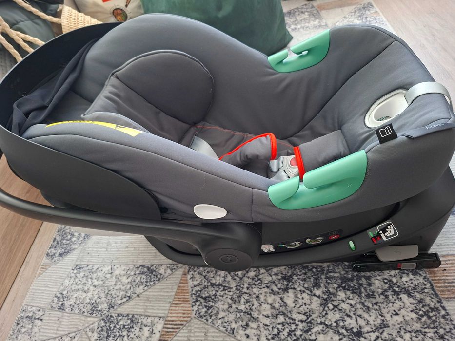 Столче за кола Cybex Aton B2 с основа Isofix в много добре състояние