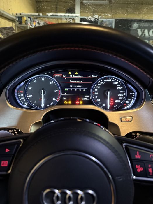 Audi S8 километраж, табло