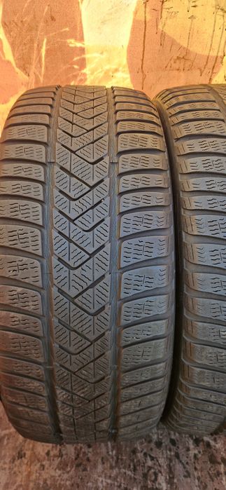 2 Anvelope Pirelli 245 45 R19 la 250 lei ambele.  M+S