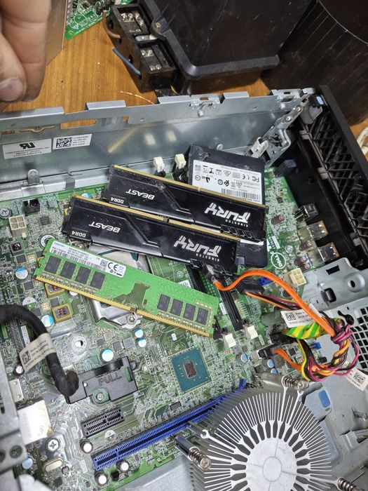 Vând 3 plăcuțe de RAM DDR4 200 LEI