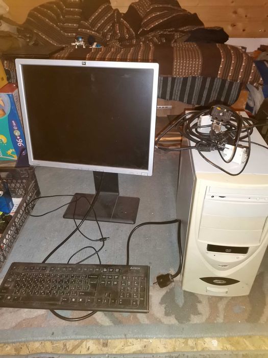 Запазена клавиатура с USB и монитор HP общо за 50 лева
