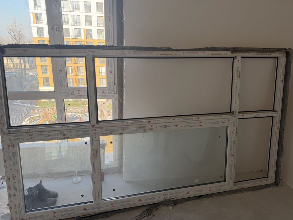 Фасадное окно с дверью