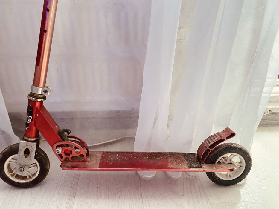 Продам самокат красный