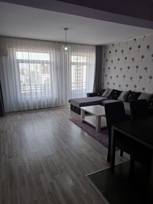 Închiriez studio