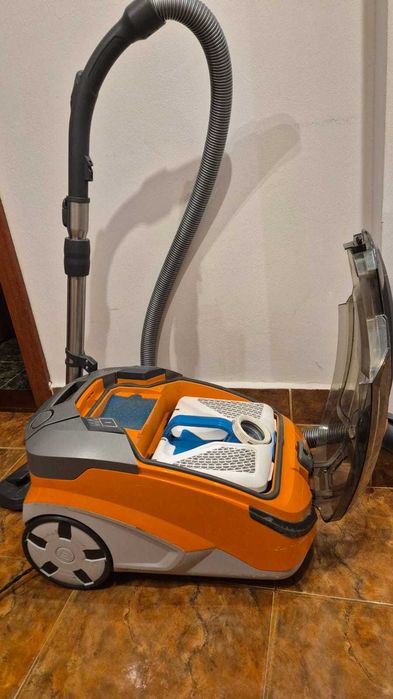 Aspirator cu filtru de apa