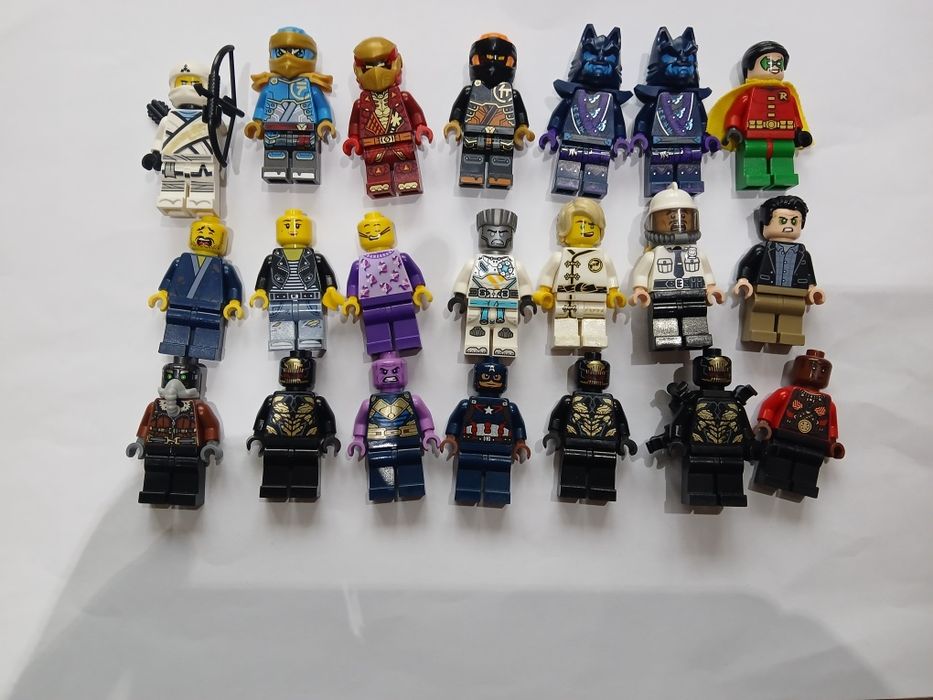 Много оригинални лего фигурки