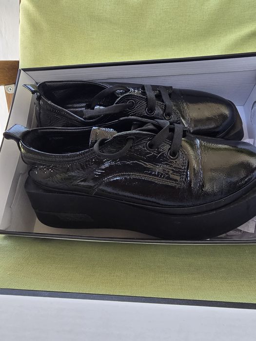 Дамски обувки от естествен лак