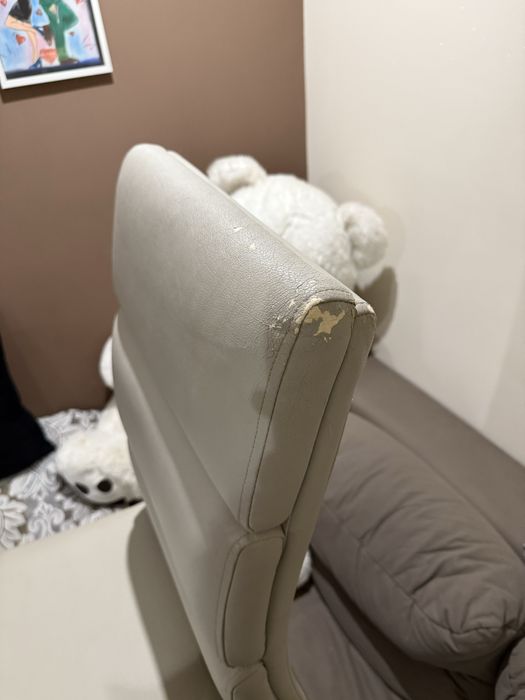 Два броя трапезни столове