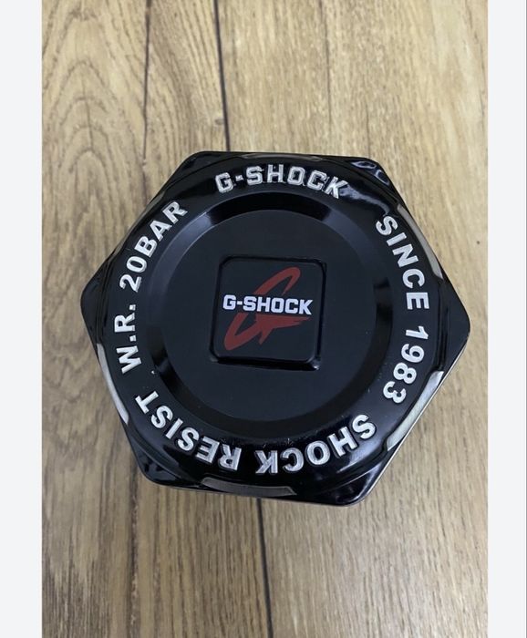 Черные часы узорами