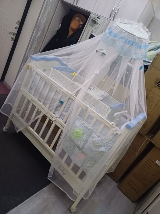 Продаётся фирменный кровать с люлки