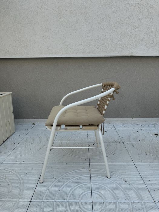 Ръчно изработени бели бохо столове от естествени материали