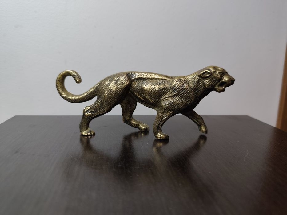 Невероятно красива статуетка на лъв или пантера. Бронз.