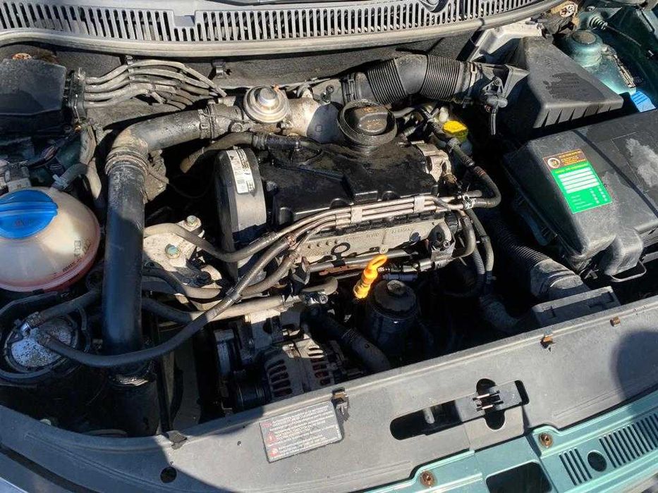 dezmembrez vw polo 9n /usa fata polo 9n/ hayon polo 9n/oglinda polo 9n