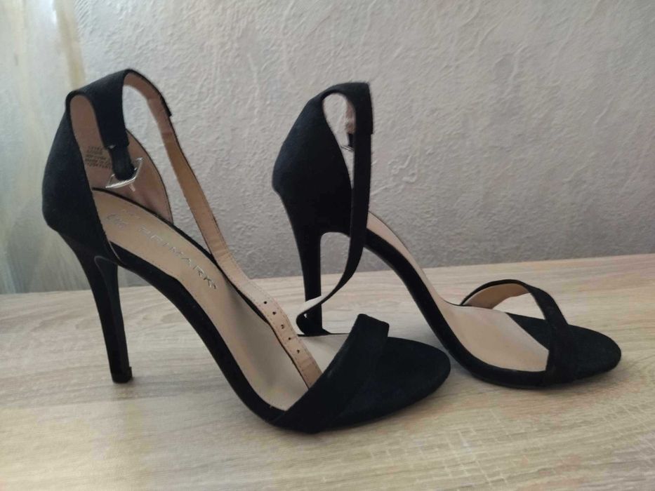 Високи елегантни сандали