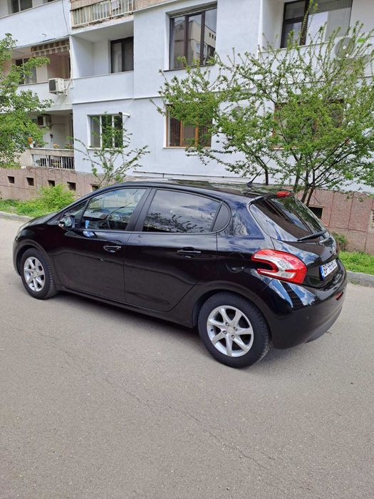 Продавам Peugeot 208