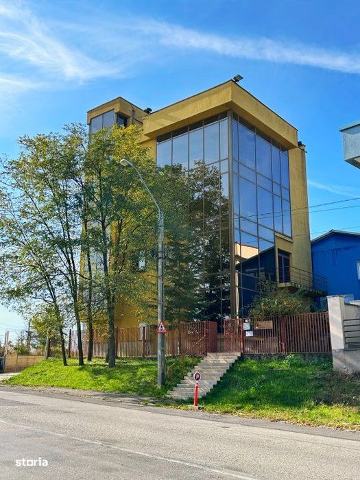 Cladire multifunctionala cu panouri fotovoltaice