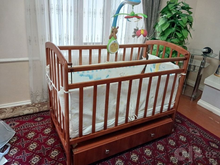 Кроватка колыбелька музыкальная в отличном состояние продам в хор руки