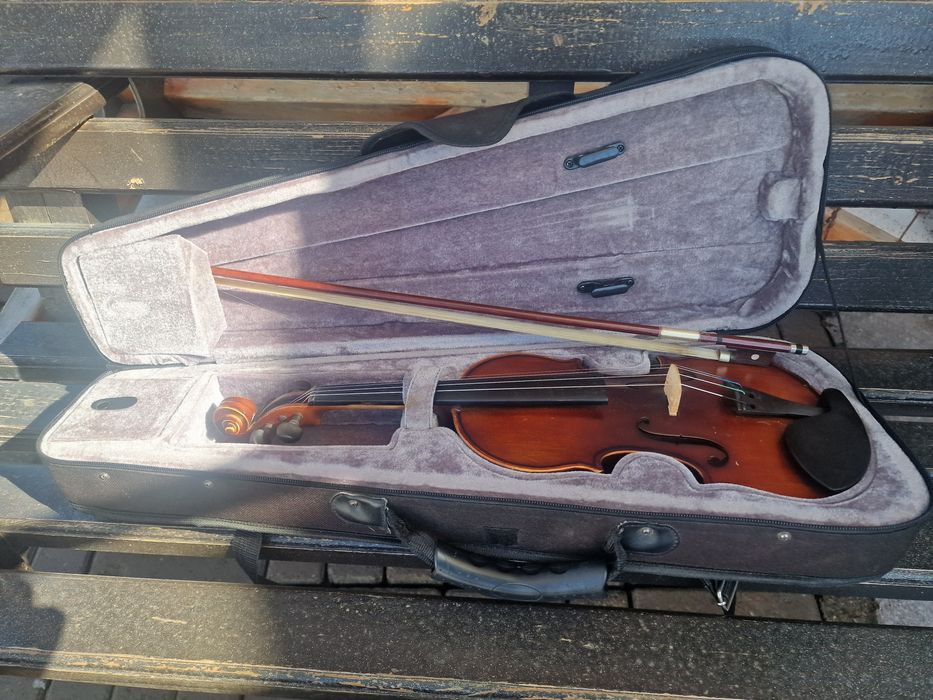 Скрипка со смычком и чехлом