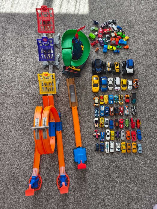 Hot Wheels лот: 2 писти (Cobra + Vertical Launch) + 40+ колички и Monster Trucks