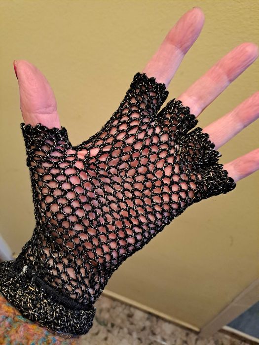 Дамски комплект шал и ръкавици без пръсти мрежести