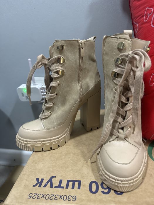 Ботинки бежевые на каблуке