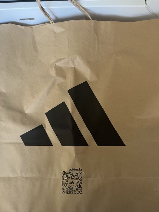 продам белые кроссовки Адидас,оригинальные