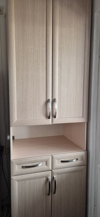 Большой шкаф, светлого цвета