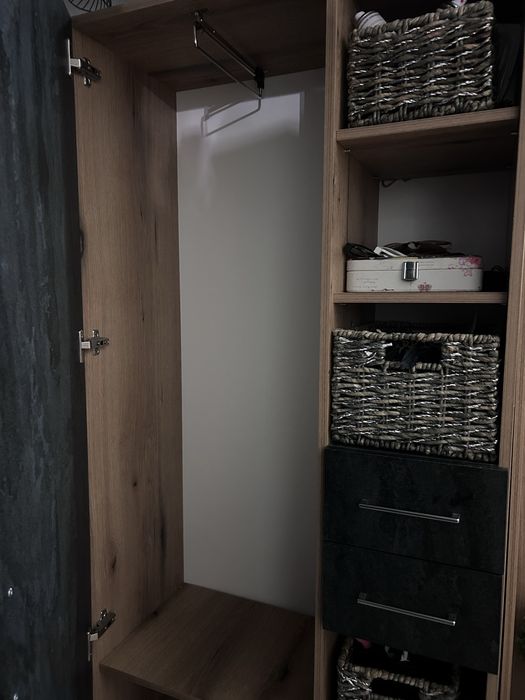 Cuier cu oglida si dulap