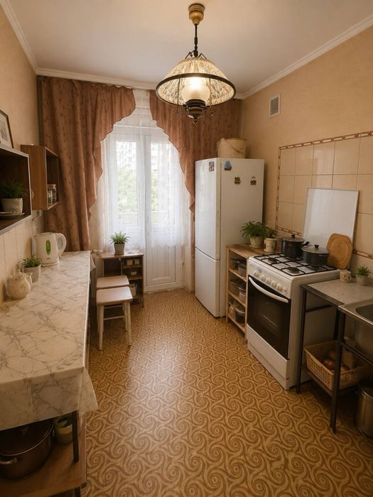 Срочно продам,Чилонзар 1 квартал , Пионерская , Кирпич 28кв м ! Торг !