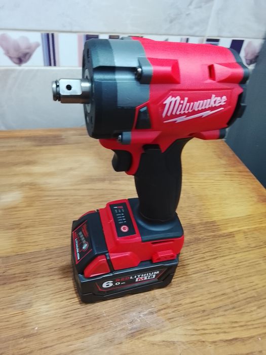 Impact pentru înșurubat Milwaukee cu o baterie de 6a Nou