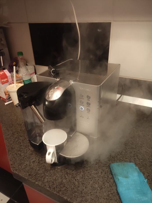 Nesspresso Lattissima Premium EN720 pt pieseM