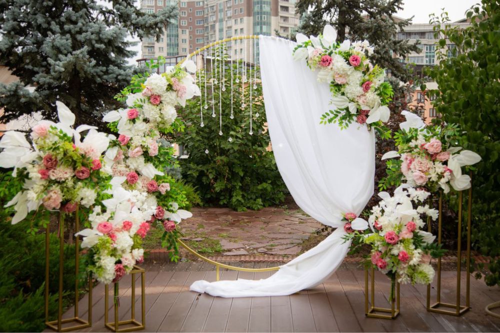 Оформление фотозоны для мероприятиях из цветы,шары