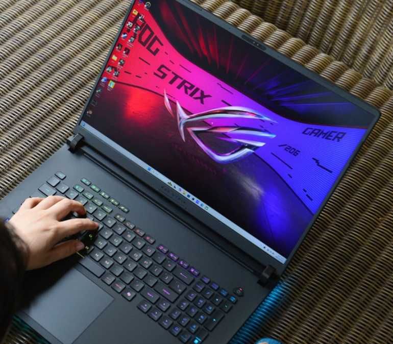 Asus ROG Strix SCAR 18 240Hz  Ultra 9 275HX 32GB RAM 2TB SSD RTX 5090
