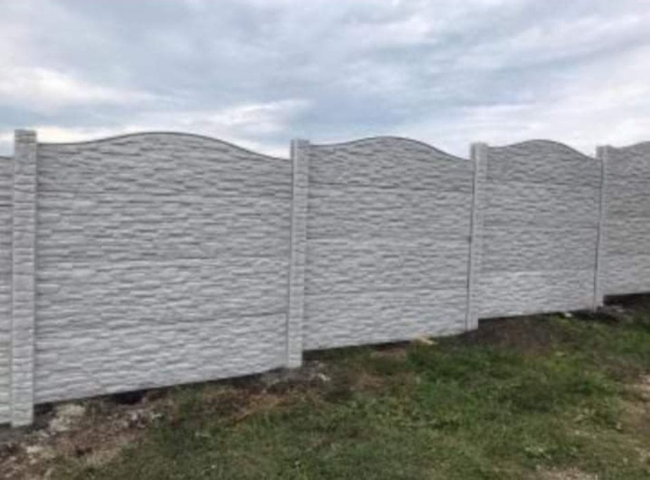 Garduri din plasa  si beton