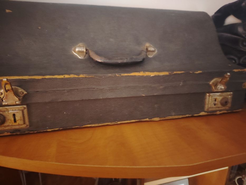 Vând , nu schimb, acordeon  Italian Royal Standard de colecție 120 basi in4 scaune  din lemn cu 3 Registre