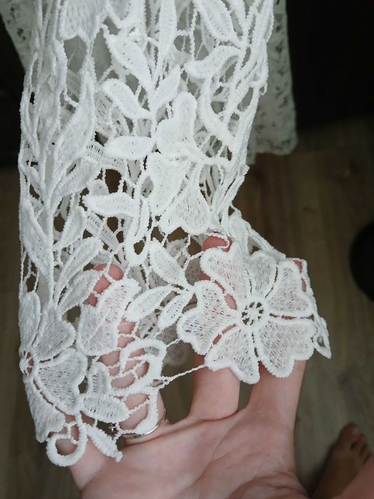 Бяла дантелена рокля