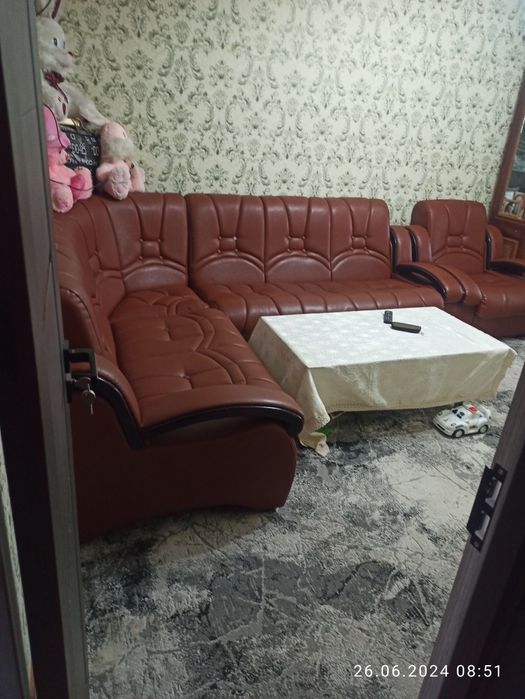 Чистый кожаные гостиной уголок. Качественные.состояние отличное.