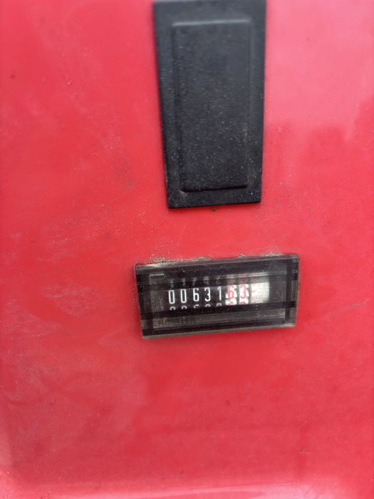 Tractoras tuns iarba