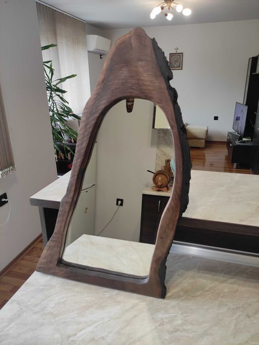 Огледало с дървена рамка