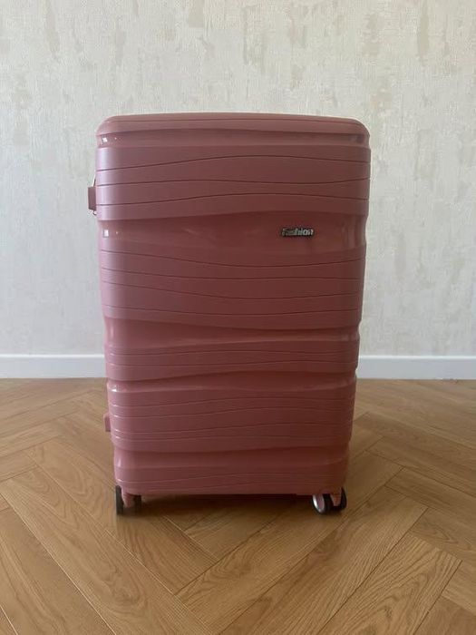 Продам прочный чемодан