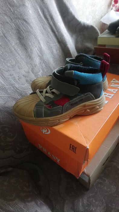 Кроссовки детские .