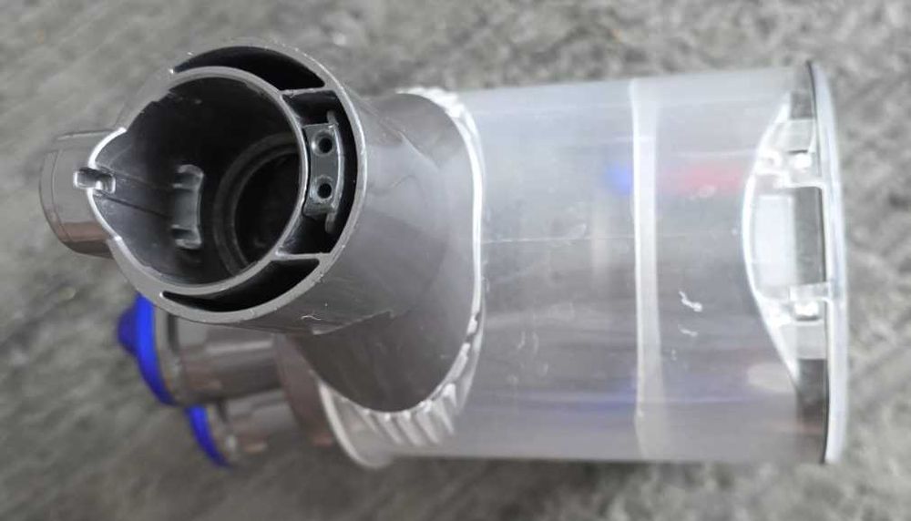 Aspirator vertical Dyson DC45. bateria originala, incarcatorul original, teava si perie motorizata