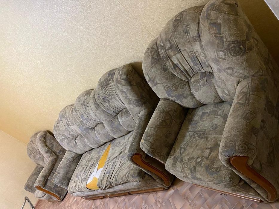 Продаются диван и два кресла