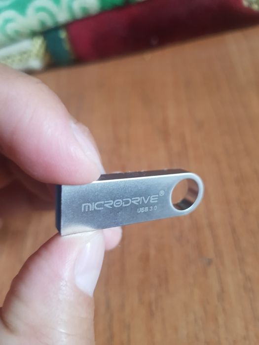 Продам флешку 64гб
